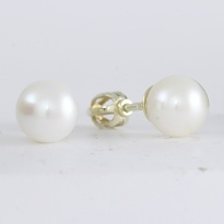 Zlaté dámské náušnice s perlou 7 mm na každé náušnici 